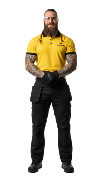 Hombre con uniforme de trabajo amarillo y negro, gafas de seguridad y guantes.