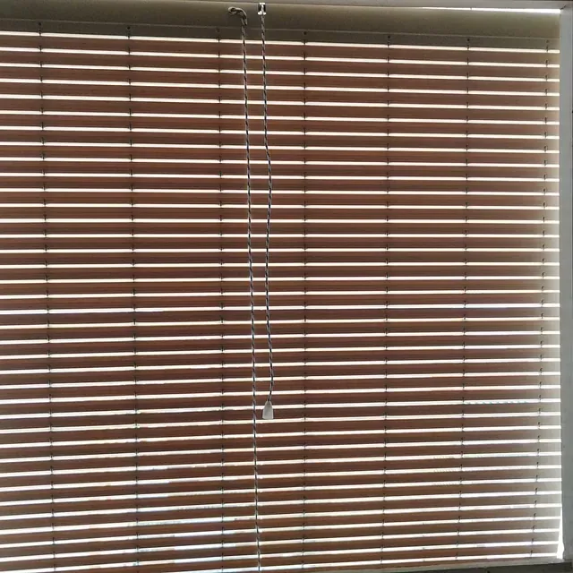 Un primer plano de una ventana con persianas.