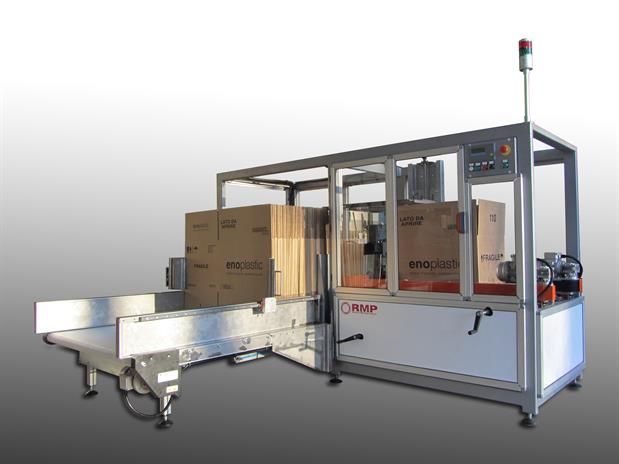 Una macchina con un nastro trasportatore e delle scatole sopra