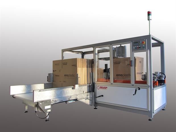 Una macchina piena di scatole di cartone è posizionata su un nastro trasportatore.