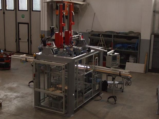 Una macchina in una stanza con un cartello di uscita verde sul muro