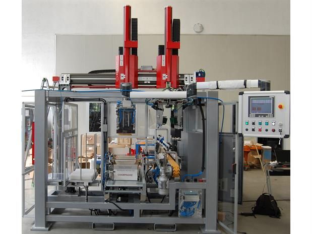 Una macchina è seduta in una stanza con un monitor sopra