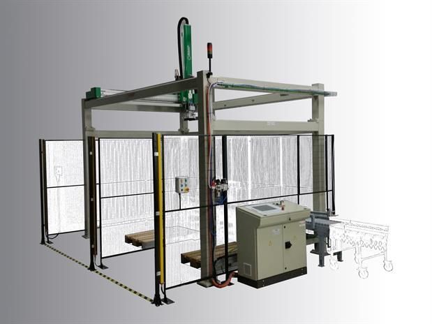 Una macchina è posizionata in una stanza circondata da una recinzione.