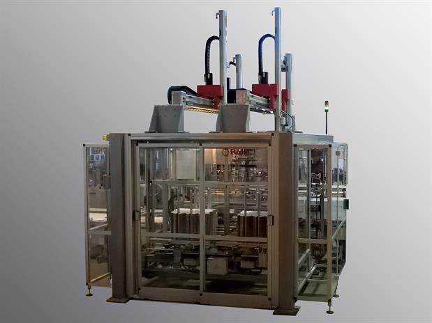 Una macchina è posizionata in una stanza con uno sfondo bianco.