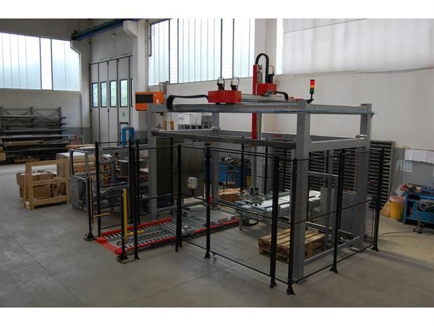 Una macchina è posizionata in una stanza circondata da una recinzione.