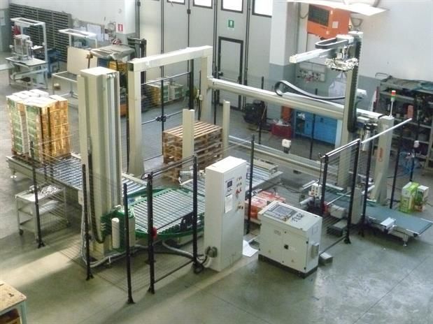 Una macchina avvolge i pallet in una fabbrica.