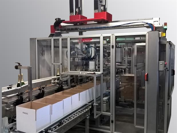 Una macchina sposta le scatole su un nastro trasportatore.