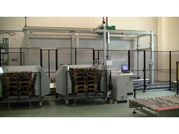 Una macchina in una stanza con dei pallet al suo interno