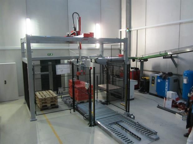 Un magazzino con una grande macchina al centro