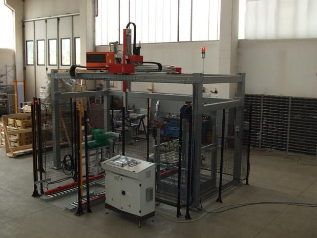 Una macchina è parcheggiata in un magazzino circondata da una recinzione.