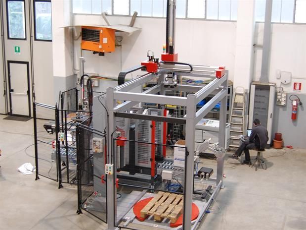 Un uomo è seduto davanti a una macchina in una fabbrica