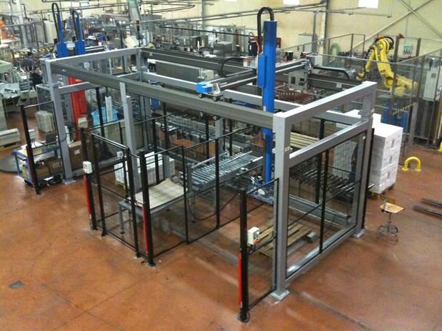 Una vista aerea di una fabbrica con molti macchinari e un robot.