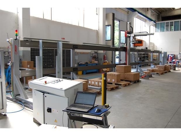 Un magazzino con scatole e un computer portatile su una scrivania