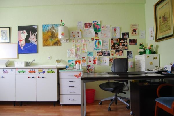 Una habitación con un escritorio y una silla.