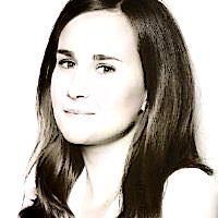 Una fotografía en blanco y negro de una mujer con cabello largo.