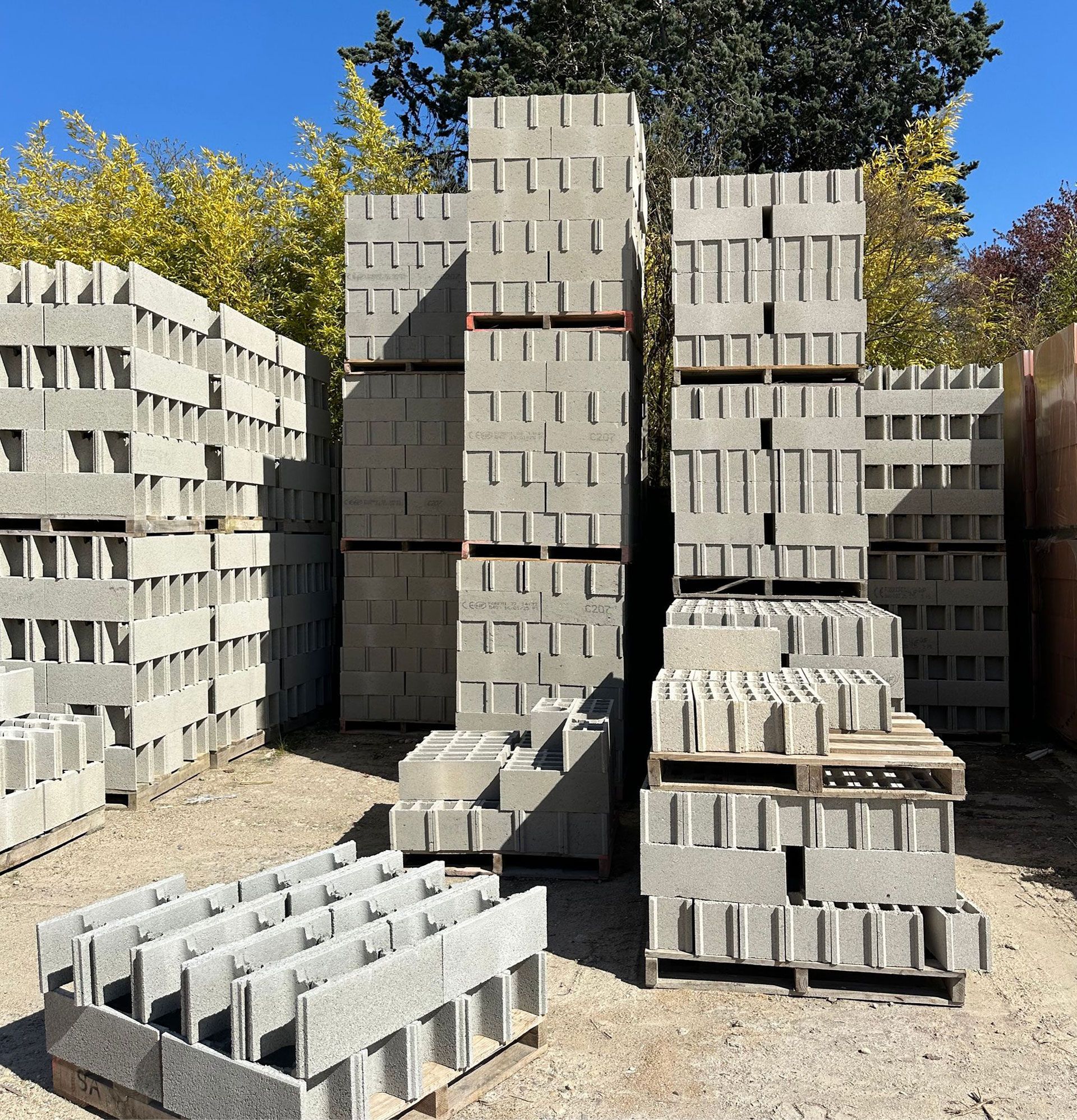 Piles de blocs de béton gris, à l'extérieur.