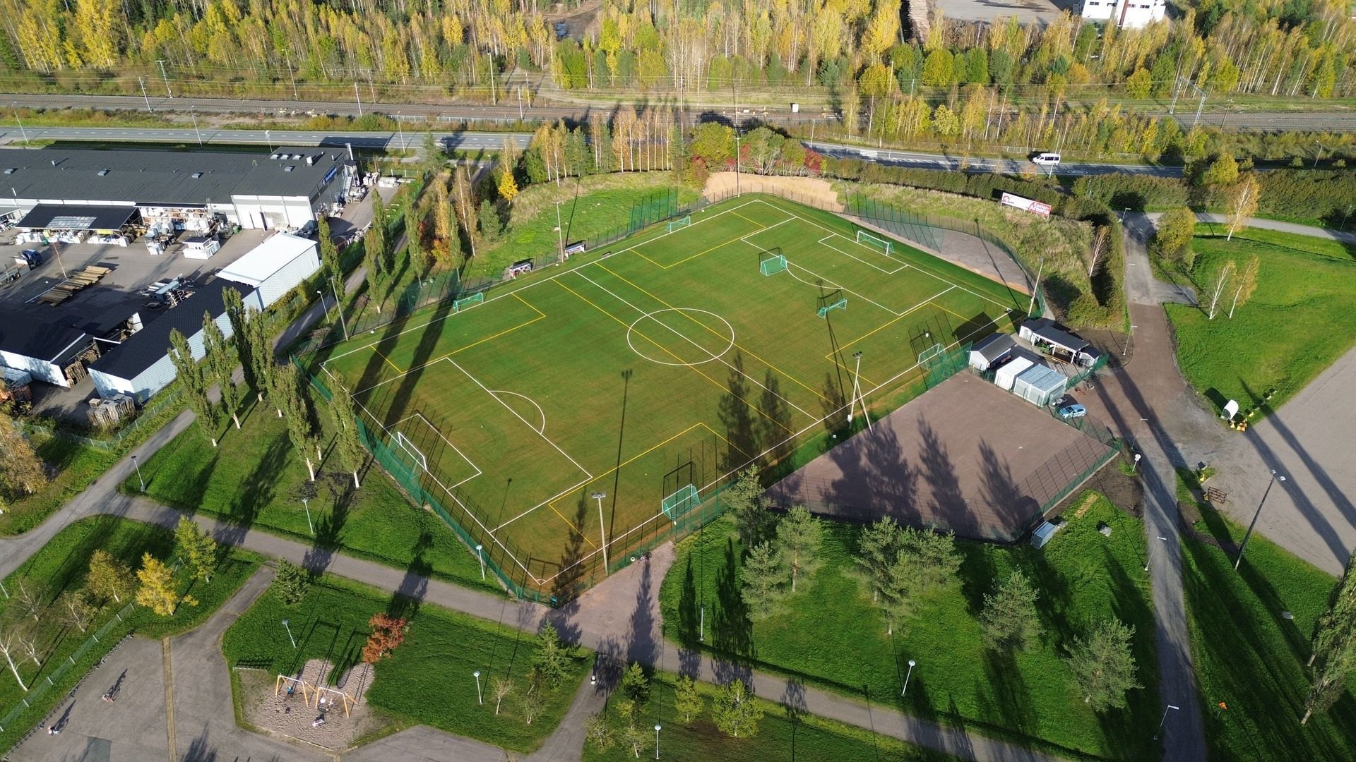 Ilmakuva jalkapallokentästä puistossa