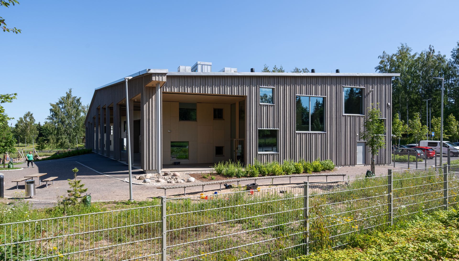 Suuri puinen rakennus, jossa on paljon ikkunoita