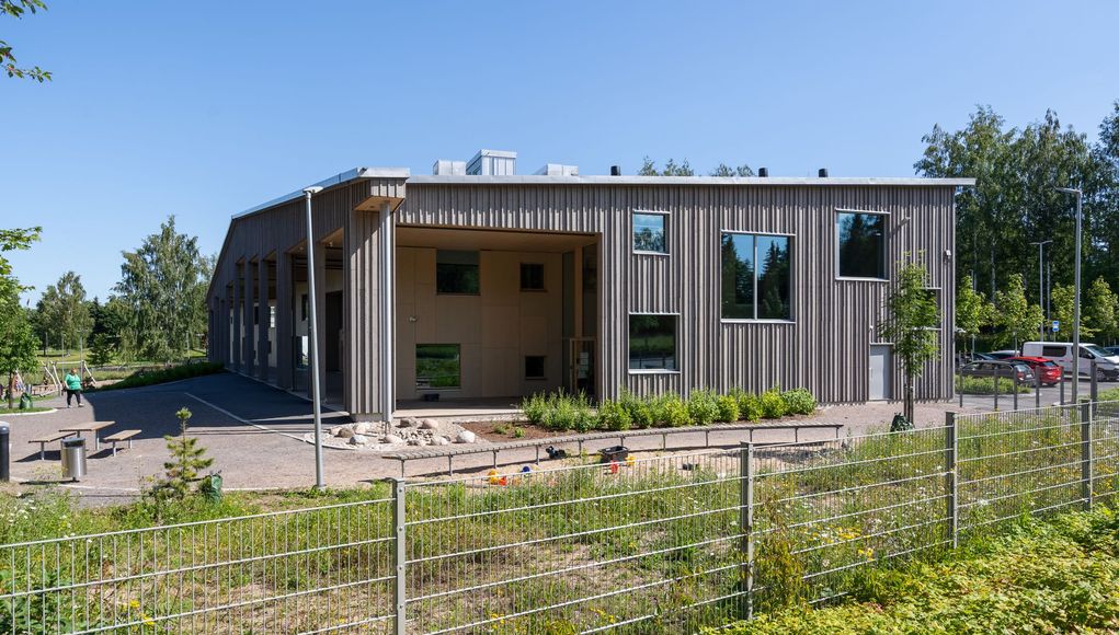 Suuri puinen rakennus, jossa on paljon ikkunoita