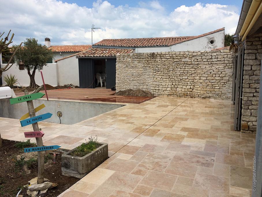 Grande terrasse en carrelage