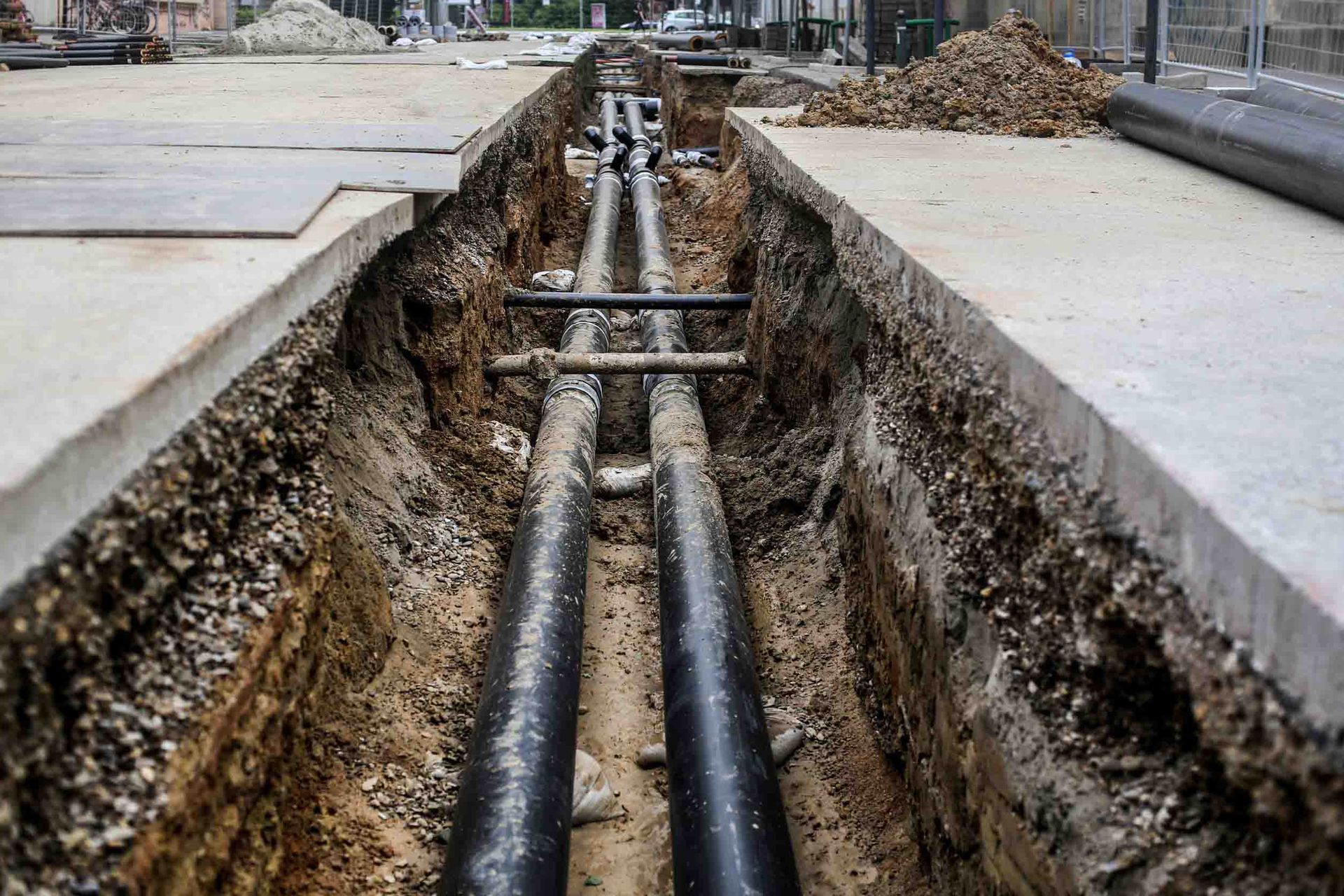 Se están instalando un montón de tuberías en el suelo.