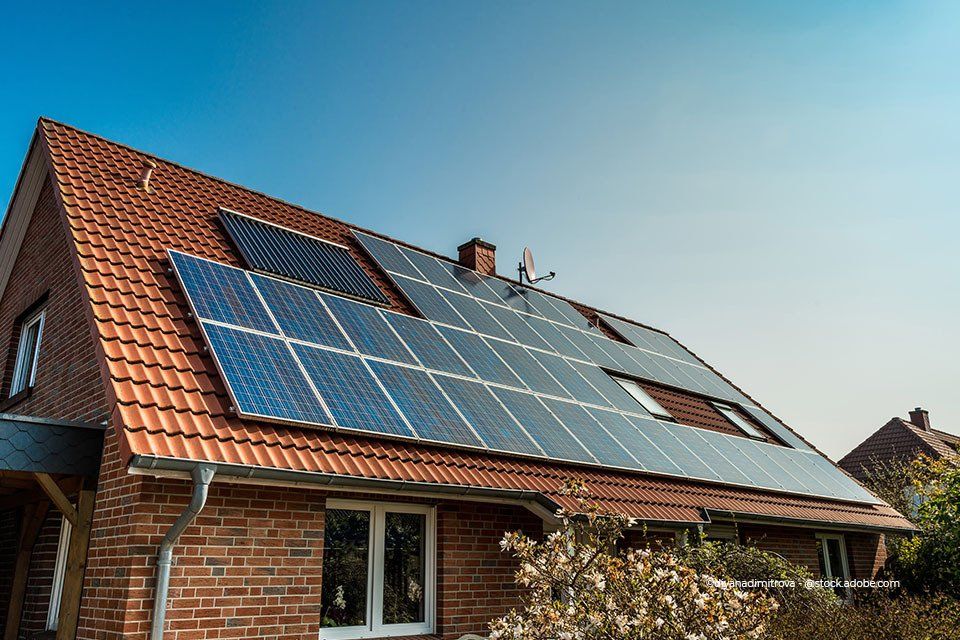 Solaranlage auf Dach, die von der Kröger Heizungs- und Sanitärtechnik GmbH installiert wurde