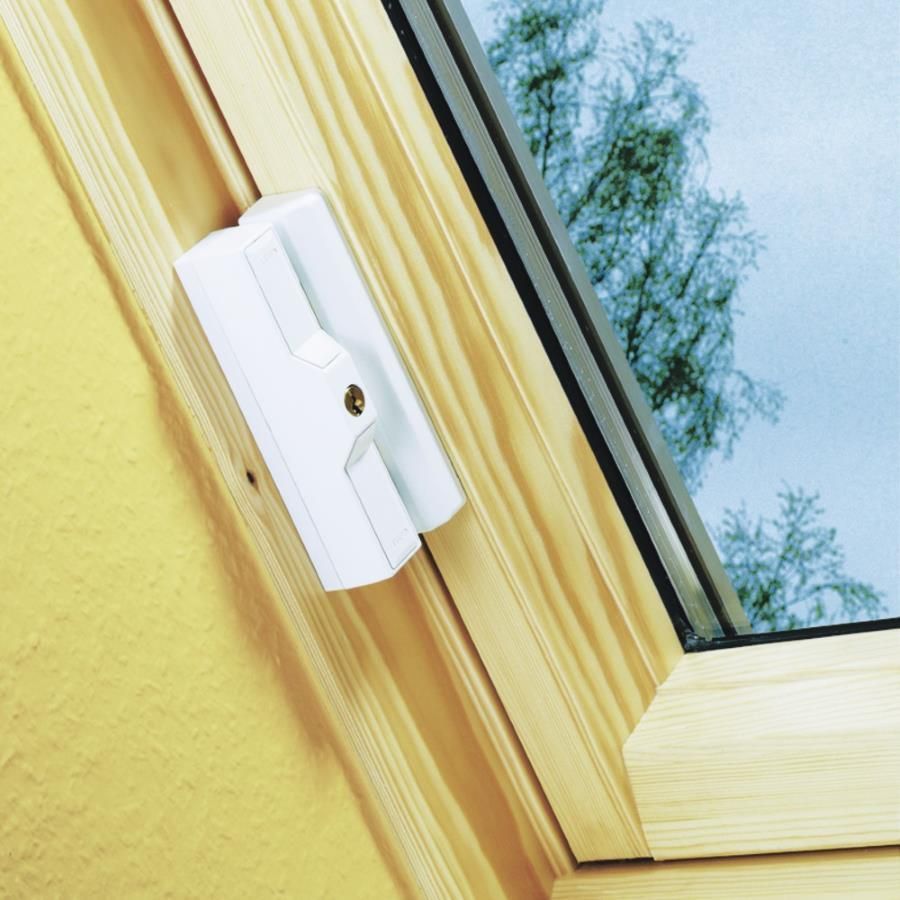 Fenster mit Abus-Dachfensterschloss DF 88 weiß
