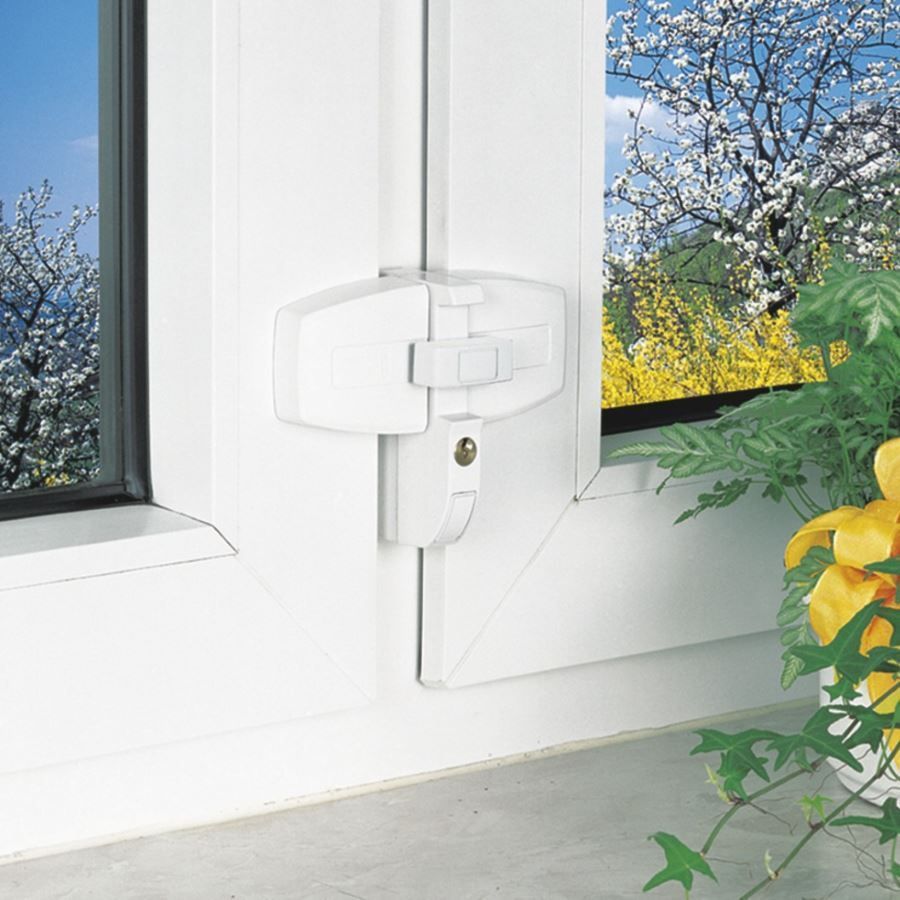 Fenster mit Abus-Doppelflügelschloss DFS 95 weiß