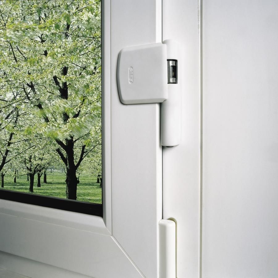 Fenster mit Abus-Scharnierseiten-Sicherung FAS 101 weiß