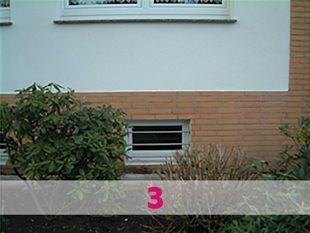 Kleines Fenster mit Fensterstangen