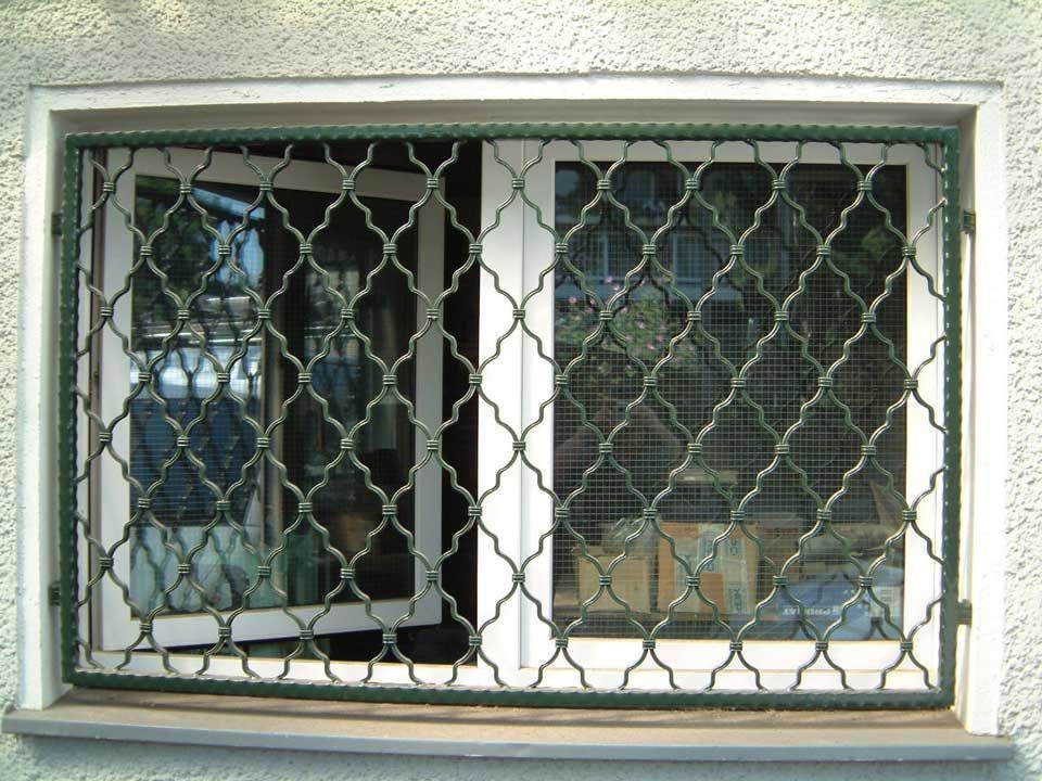Fenster mit Fenstergitter