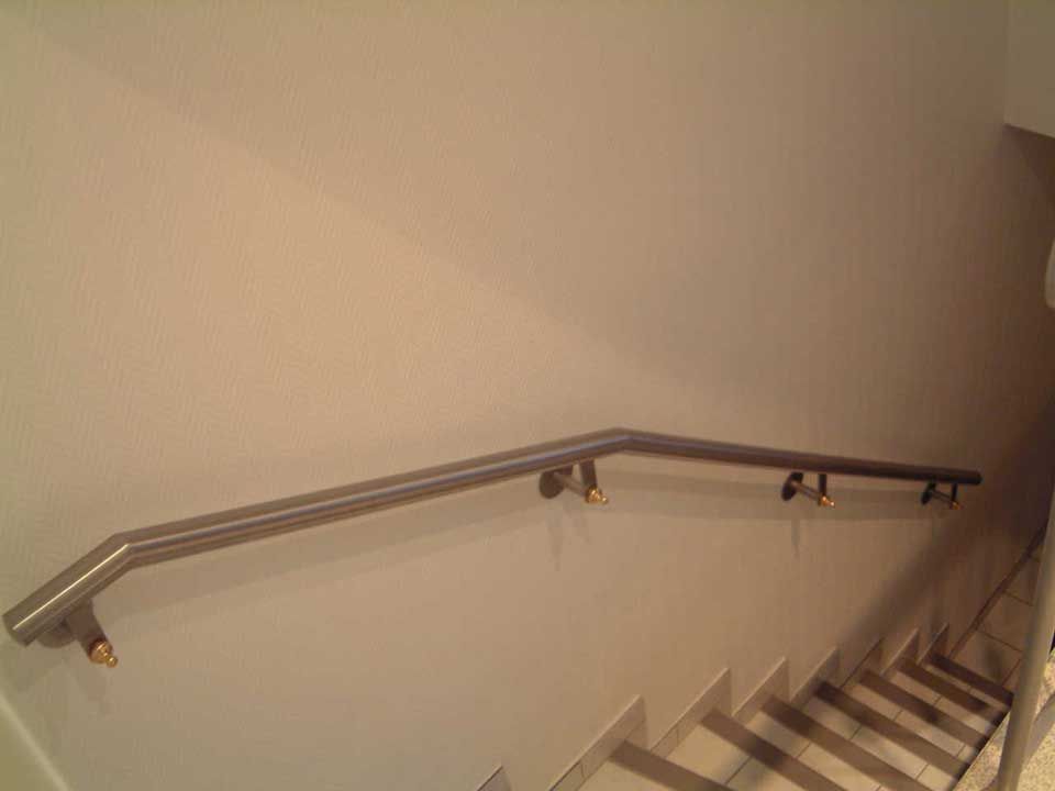 Treppe mit Edelstahl Handlauf