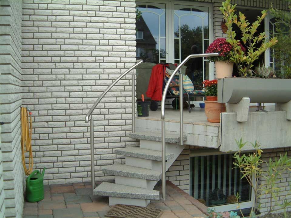 Hauseingang Treppenaufgang mit Edelstahl Handlauf
