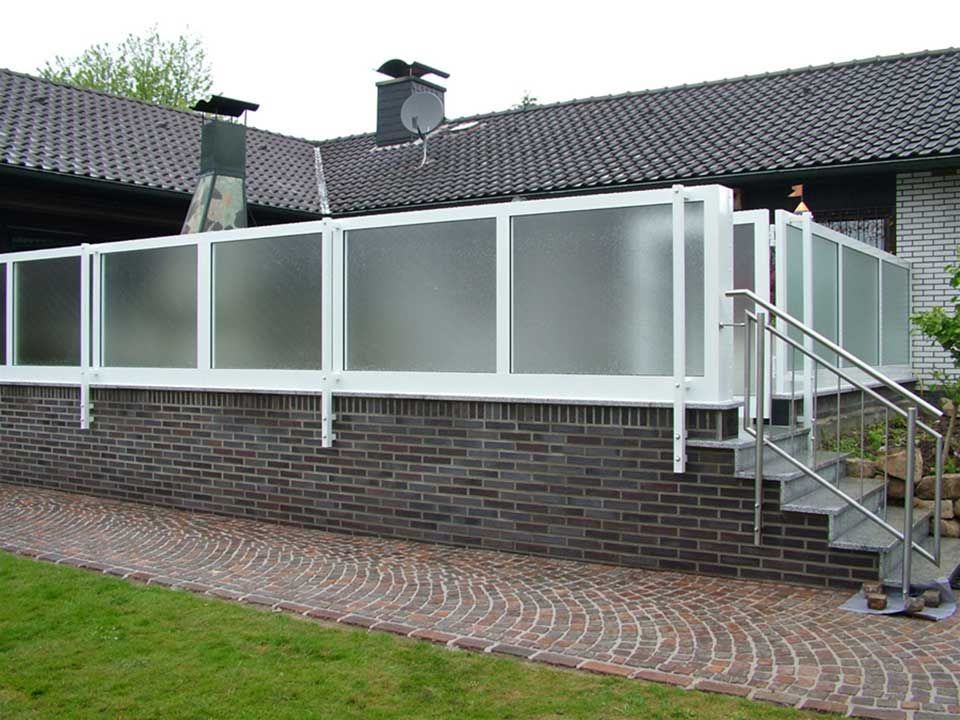 Terrasse mit Aluminium Sicht- und Windschutzwand weiß