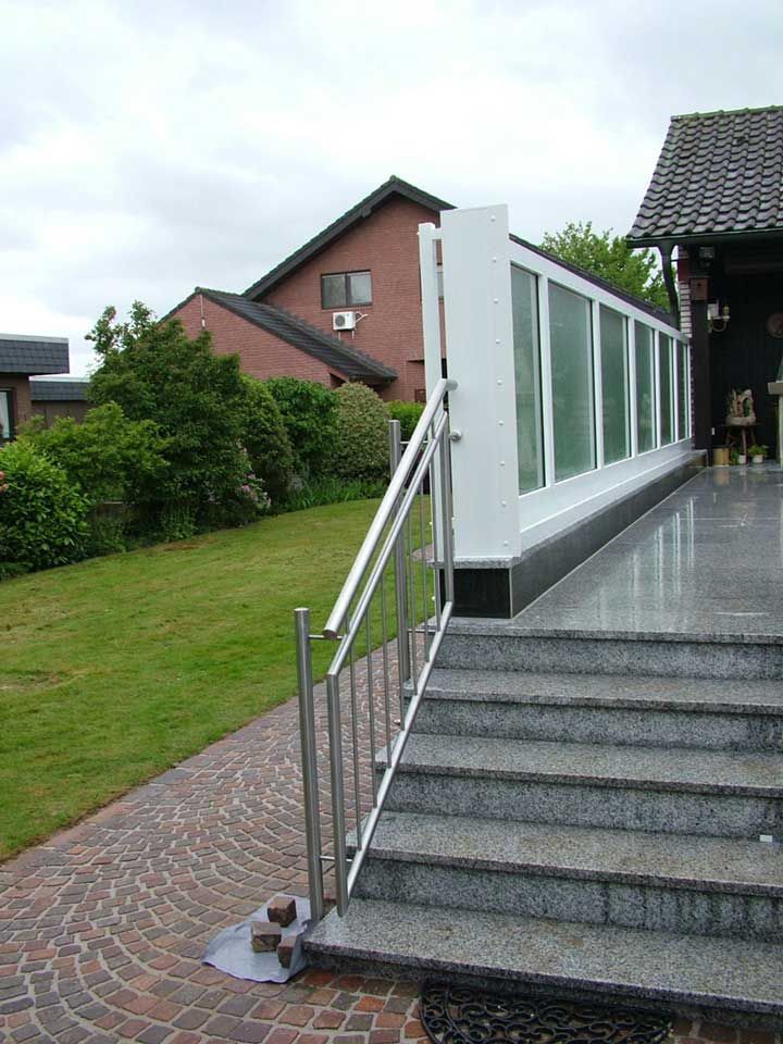 Terrasse mit Aluminium Sicht- und Windschutzwand weiß