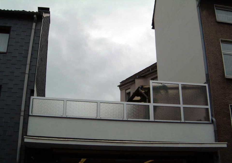 Balkon mit Aluminium Sicht- und Windschutzwand weiß