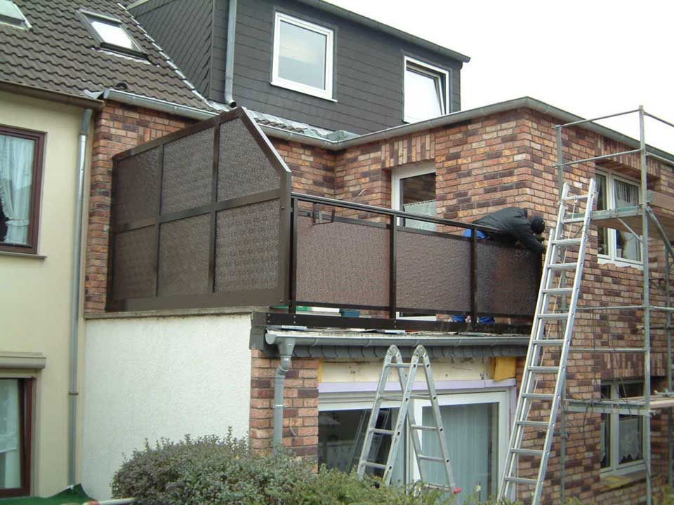 Balkon mit Aluminium Sicht- und Windschutzwand braun