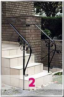 Schwarzer Handlauf mit Verschnörkelungen