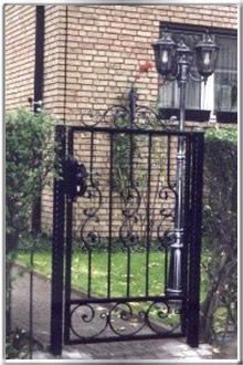 Gartentor mit Bekrönung