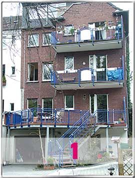 Blaue Balkon- und Terrassenanlagen