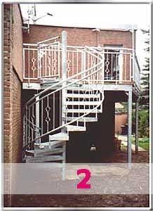 Spindeltreppe und Balkon mit  Edelstahlgeländer
