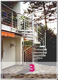 Spindeltreppe und Balkon mit  Edelstahlgeländer