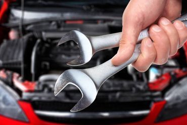 Kfz-Mechaniker bei der Arbeit