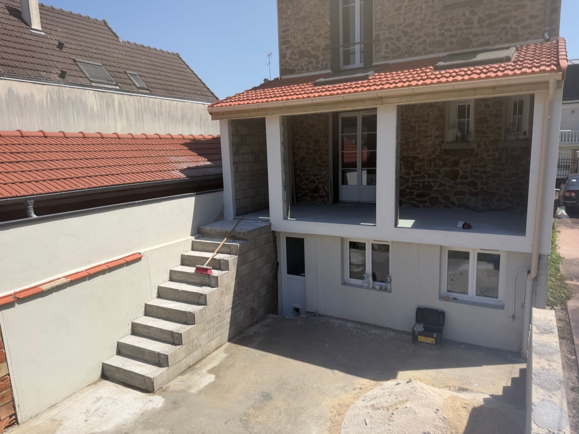 Une extension de maison en cours de construction.