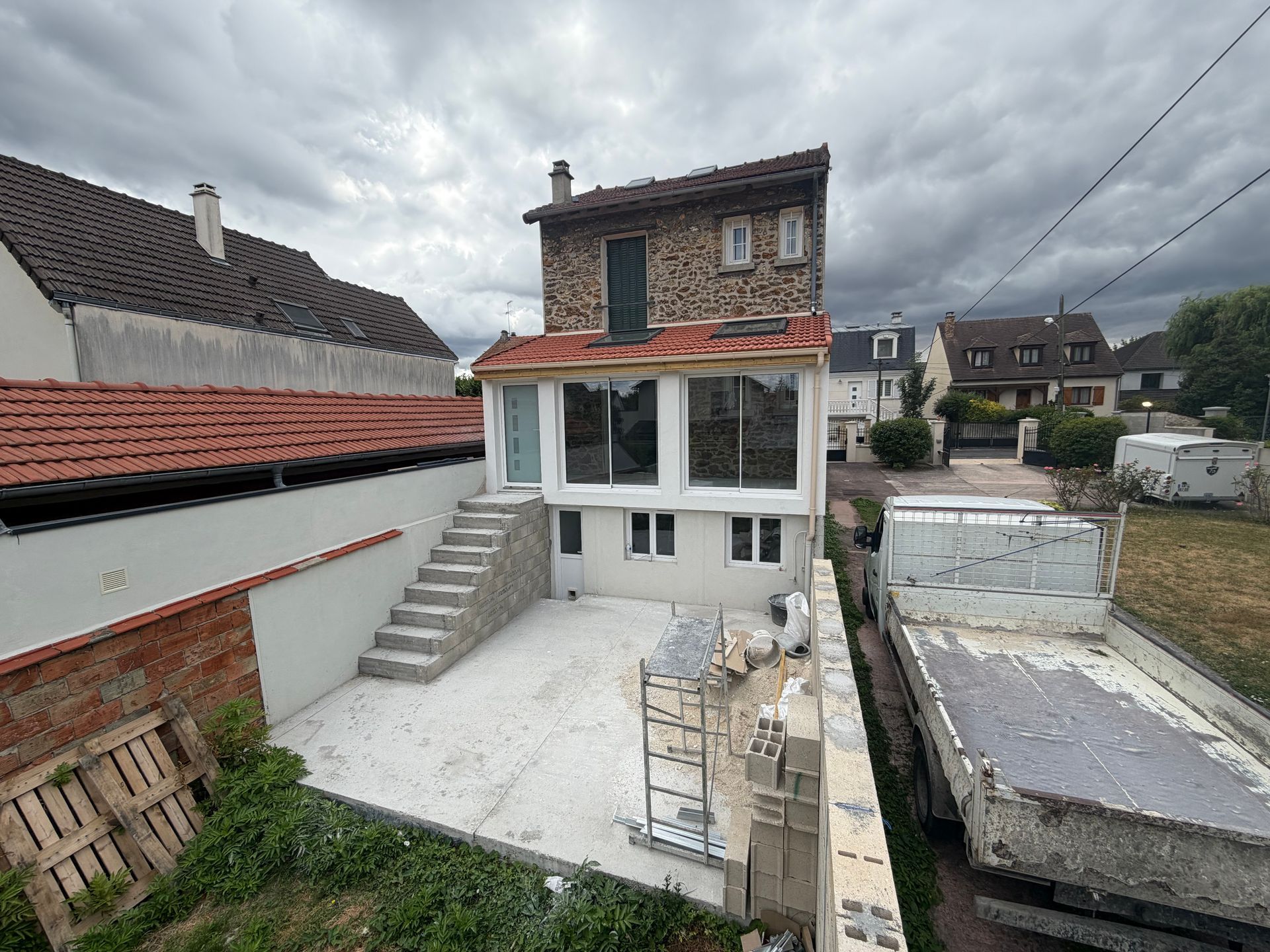 Une extension de maison tout juste construite. 