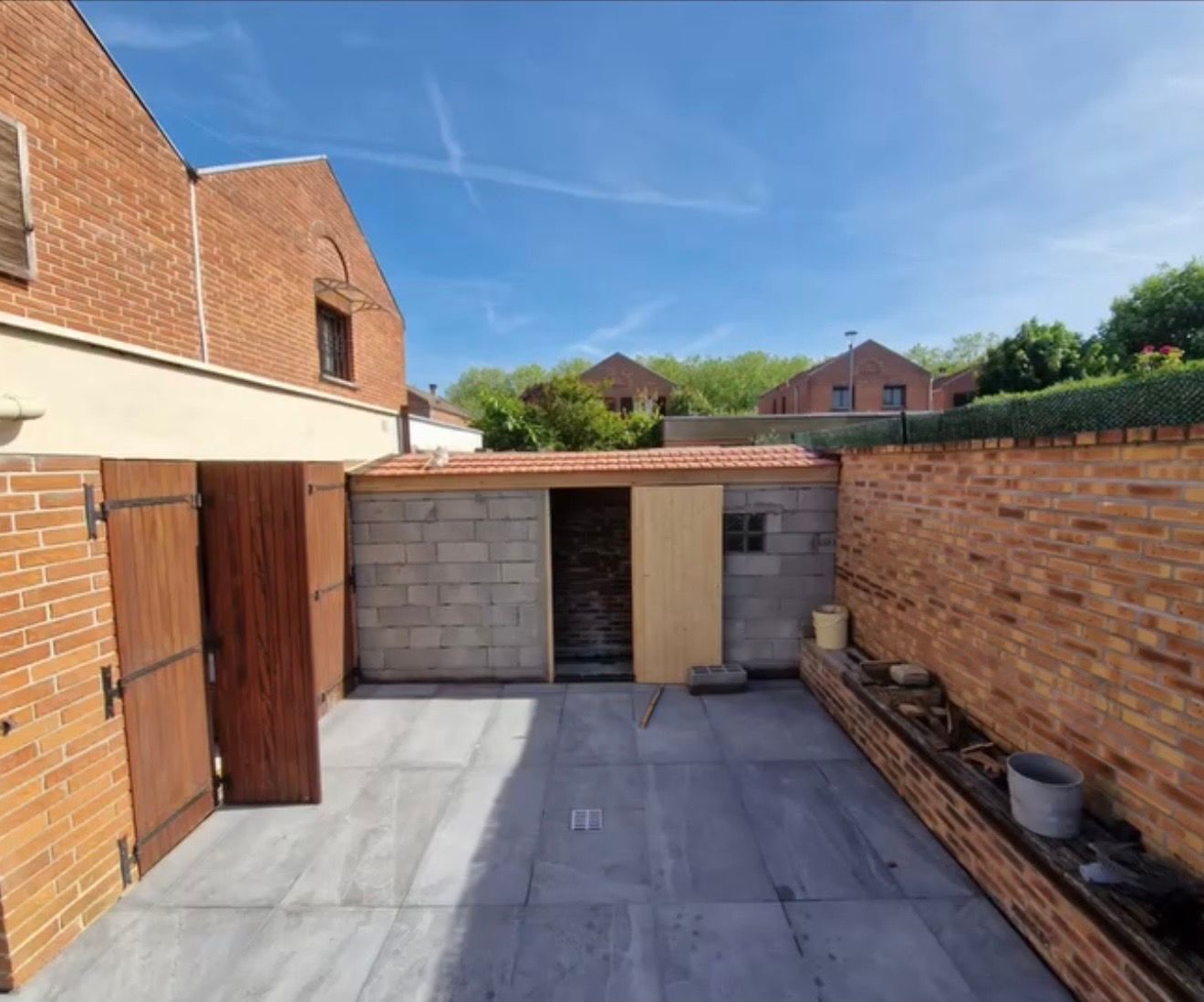 Une annexe près d'une maison.