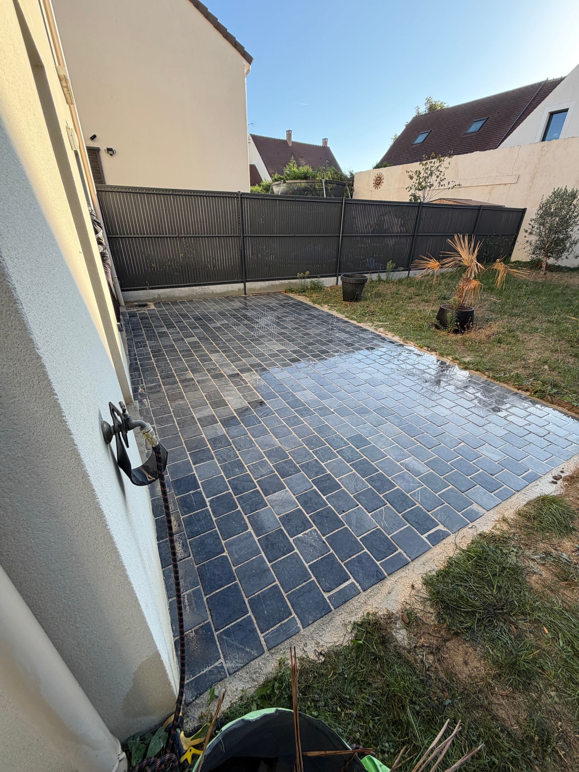 Terrasse arrière avec des pavés.