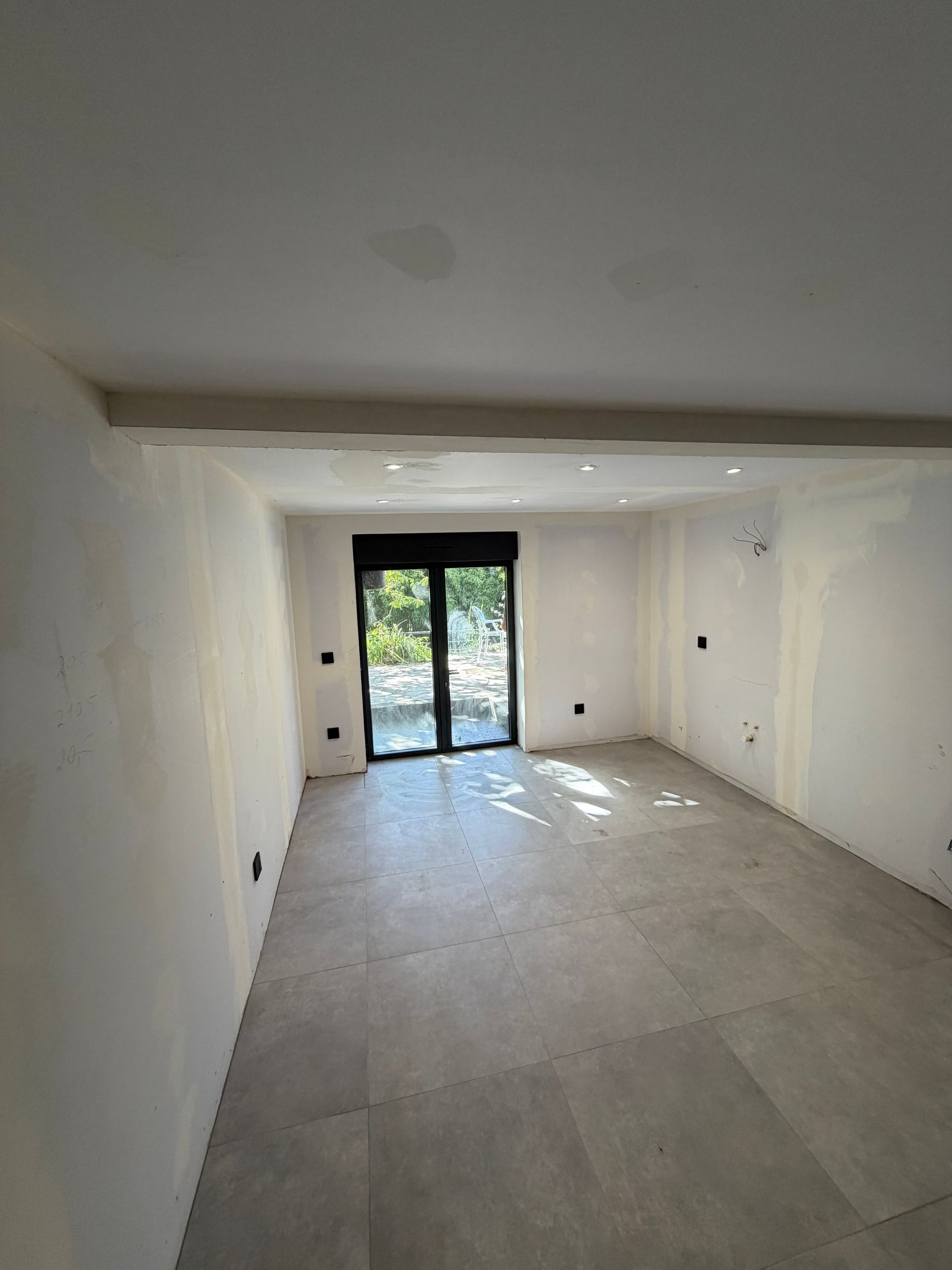 Pièce intérieure avec plafond et murs en plaques de plâtre non finies.