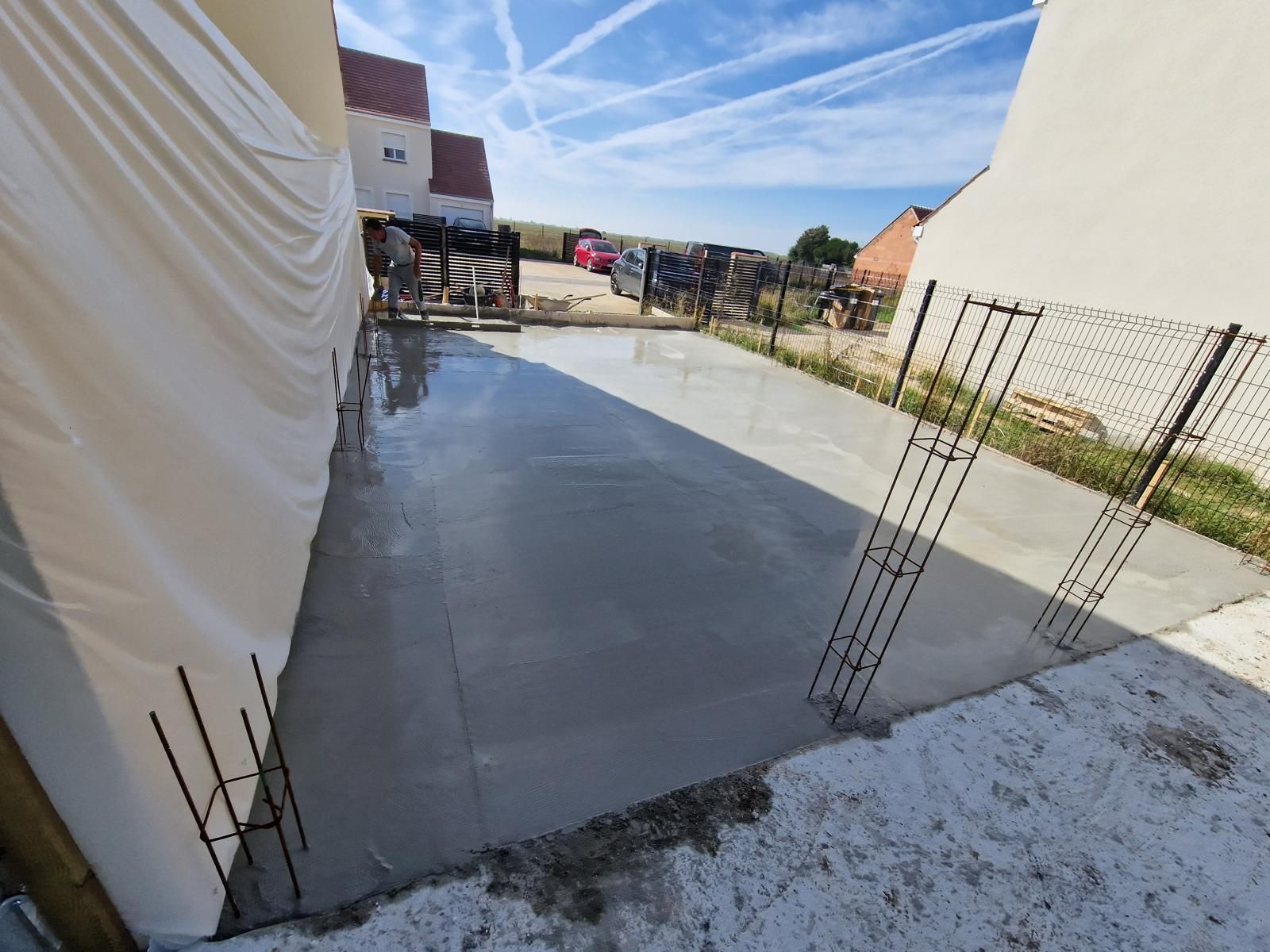 Dalle en béton longeant une maison.