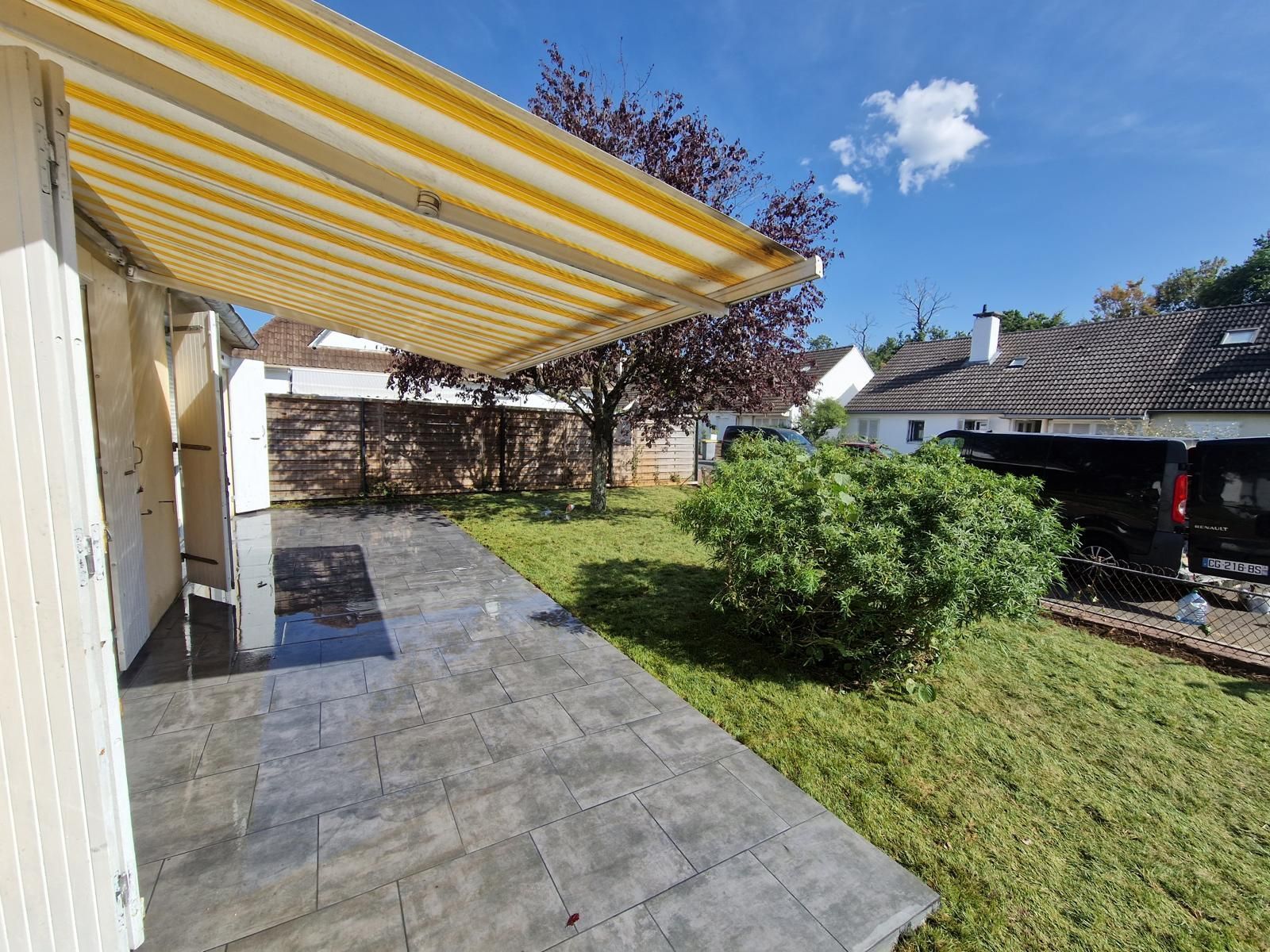 Terrasse arrière carrelée.